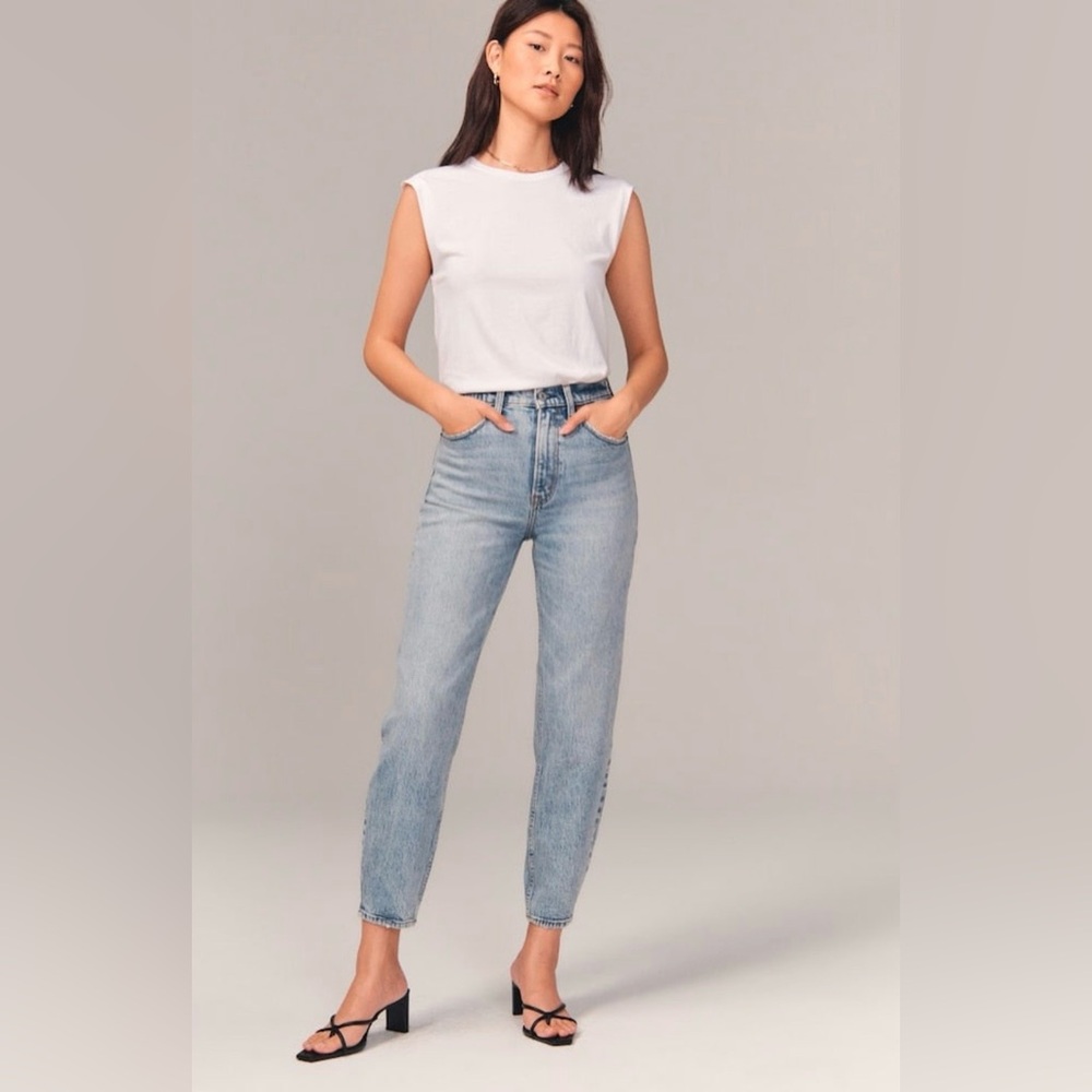 Abercrombie High Rise 90s Relaxed Jean Comfort Stretch Medium Wash Flattering
